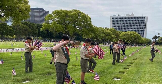 VIDEO — L.A. Boy Scouts Place 90K Memorial Day Flags at National Cemetery: 'Never Forget What They Did for Us'