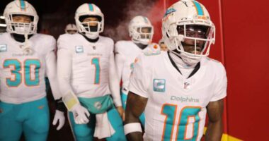 Dolphins WR Tyreek Hill Sends Stern 3-Word Message to Teammates After Loss