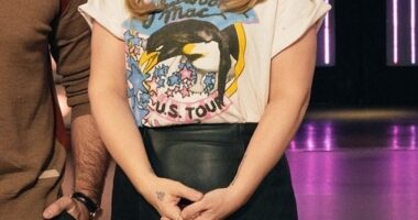 Kelly Clarkson was chic in a vintage-looking Fleetwood Mac T-shirt during her talk show on Wednesday. The 41-year-old star added a black leather skirt