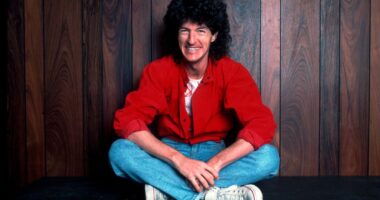 Celebrity Net Worth logo