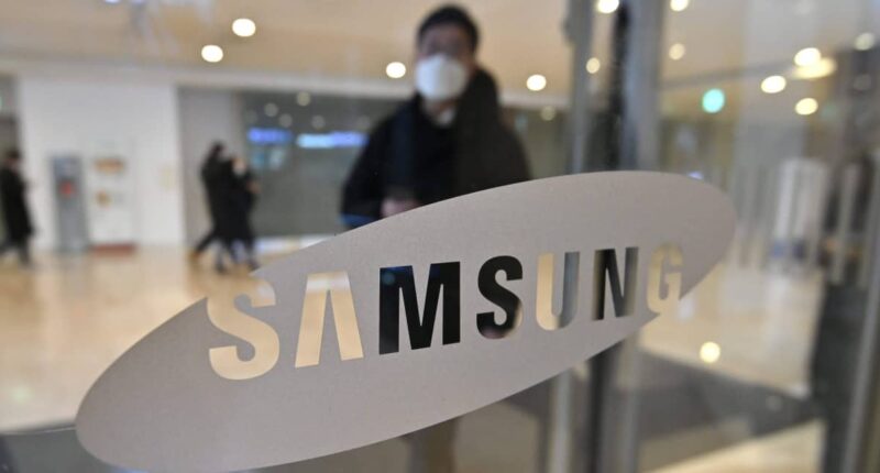 Samsung Electronics expects profit to plunge in fourth quarter