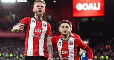 Oli McBurnie scored a late equaliser with a penalty as Sheffield United drew with West Ham