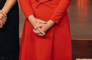 Celebrities are swearing by walking as the secret behind their recent weight loss. (Kelly Clarkson is pictured in December)