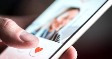 Singletons are being warned about yet another dating trend to add to their glossary - 'avalanching'