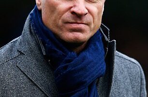 Dennis Bergkamp and Dirk Kuyt want to buy an English football club