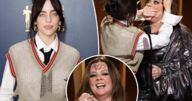 Billie Eilish signs Melissa McCarthy's face at 2024 SAG Awards
