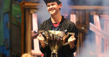 Celebrity Net Worth logo