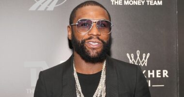 Floyd Mayweather Spends A Fortune On Super Bowl Suite