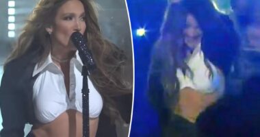 Jennifer Lopez suffers hair malfunction, rips out her extension mid 'SNL' performance