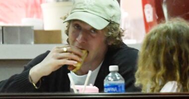 Jeremy Allen White chows down with his daughters and more star snaps