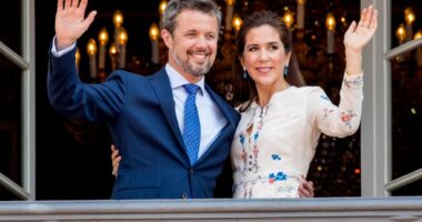 Celebrity Net Worth logo