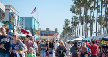 Los Angeles: Naked Woman Defends Herself from Spiked Club Attack in Venice Beach