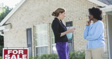 Mortgage rates barely budge amid uncertainty over Fed rate cuts