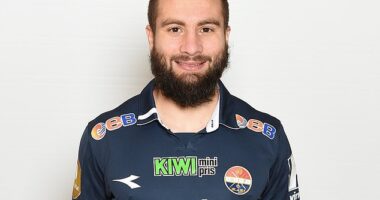 Former Norway player Mounir Hamoud has died at the age of 39 following a cardiac arrest
