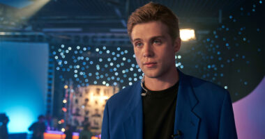 Leo Woodall as Dexter Mayhew in Netflix's One Day