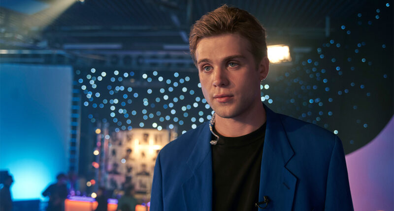 Leo Woodall as Dexter Mayhew in Netflix's One Day