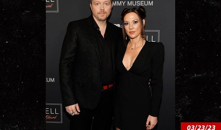 Popular country music couple Jason Isbell and Amanda Shires are getting divorced