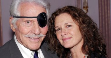 Celebrity Net Worth logo