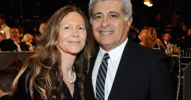 Celebrity Net Worth logo