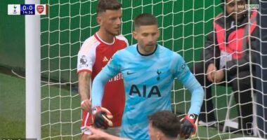Ben White has been caught undoing the gloves of Spurs goalkeeper Guglielmo Vicario