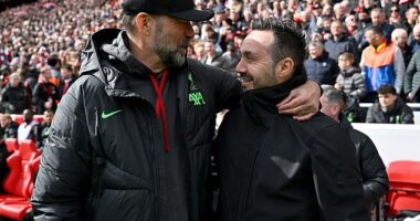 Brighton boss Roberto De Zerbi (R) is not among the frontrunners to replace Jurgen Klopp (L)