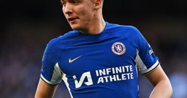 Chelsea have announced that defender Alfie Gilchrist has signed a new contract