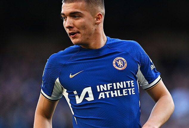 Chelsea have announced that defender Alfie Gilchrist has signed a new contract