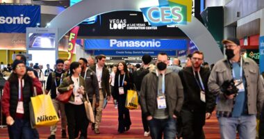Consumer sentiment weakens in late April