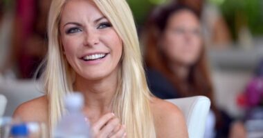 Celebrity Net Worth logo