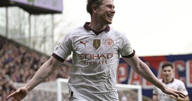 Kevin De Bruyne scored twice to help Manchester City draw level on points with Liverpool