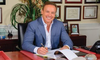 Dr. Lenny Hochstein Height, Age, Religion, Nationality, Wikipedia, Partner, Parents, Gender, Net Worth