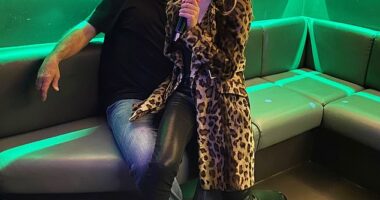 Kate Moss has proved to Simon Cowell that she's got the X factor when it comes to singing, too ¿ after she was spotted serenading him in a karaoke bar this weekend