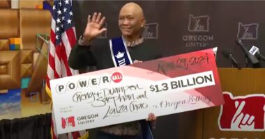 Laos immigrant in US battling cancer wins S$1.77 billion Powerball lottery - Mothership.SG