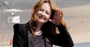 Celebrity Net Worth logo