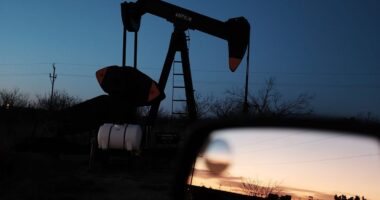 Oil prices bounce on continued Mideast tensions, but head for weekly decline