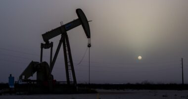 Oil prices fail to hold early gains as new quarter begins