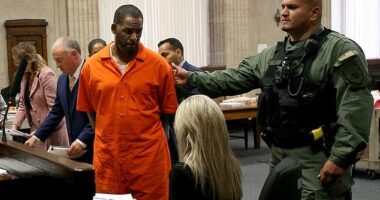 R. Kelly turns to leave after appearing at a hearing at the Leighton Criminal Courthouse on September 17, 2019 in Chicago, Illinois
