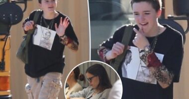Seraphina Affleck, 15, rocks oversized T-shirt, cargo shorts while meeting mom Jennifer Garner at nail salon