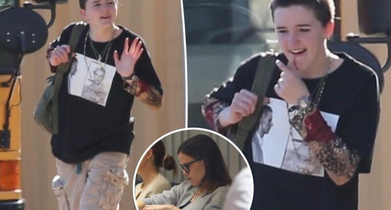 Seraphina Affleck, 15, rocks oversized T-shirt, cargo shorts while meeting mom Jennifer Garner at nail salon