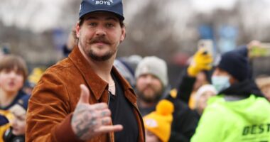 Celebrity Net Worth logo