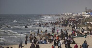 Internally displaced Palestinians at the beach, near Rafah refugee camp, southern Gaza Strip