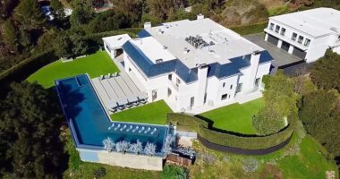 Ben Affleck And Jennifer Lopez Could Take A Loss Of $25 Million On Their Beverly Hills Mansion