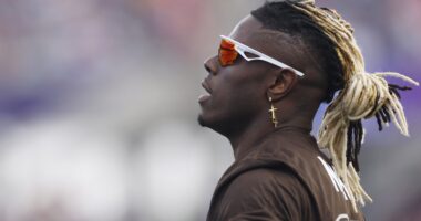 Browns Get Crushing News on Tight End David Njoku's Injury
