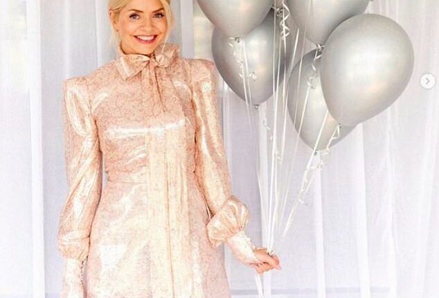 Holly Willoughby ignored Phillip Schofield recent 'swipe' as she posed in stunning leggy new snaps on Saturday