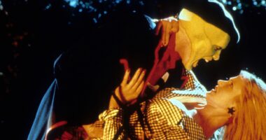 How The Mask Director Discovered Cameron Diaz and Made a Comedy Classic Out of Horror