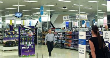 Woolworths has been encouraged to ditch Big W and separate from New Zealand operations as investors claim the two are contributing to profit losses