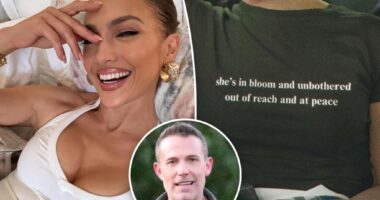 Jennifer Lopez sends Ben Affleck a message via T-shirt amid their divorce