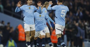 Manchester City secured a late comeback against 10-men Arsenal in a dramatic clash between the two title rivals