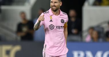 Celebrity Net Worth logo