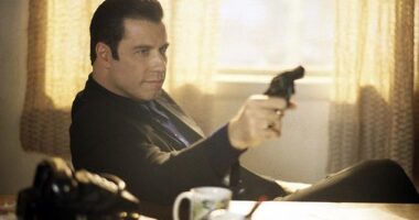 John Travolta (seen in the movie) was so confident that he showed up to the set of Get Shorty without learning his lines - which lead to him needing giant cue cards to complete his scenes